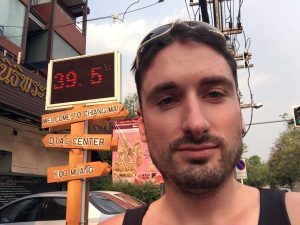 Eine Tafel zeigt 40 Grad an. Im Vordergrund ist Florian zu sehen.