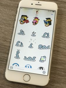 iPhone mit geöffneter WordPress Sticker App