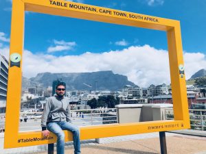 Florian im Frame. Dahinter der Tafelberg.