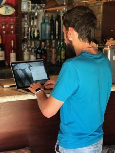 Der WordPress Enwtickler an der Bar