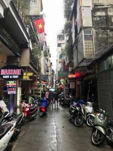 Eine Seitengasse in Hanoi mit vielen Schildern.
