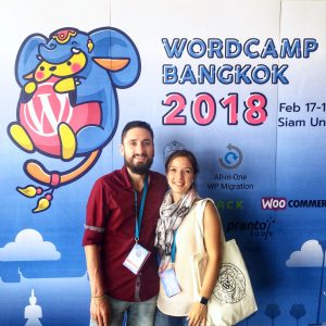 Melanie und Florian vor dem Aufsteller beim WordCamp Bangkok