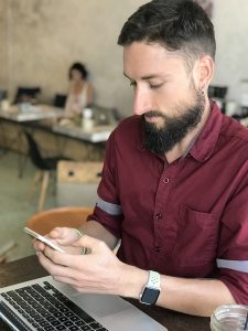 WordPress Entwickler am Handy