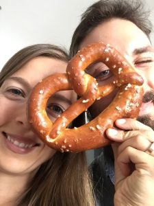 Meli und Flo mit einer Brezel