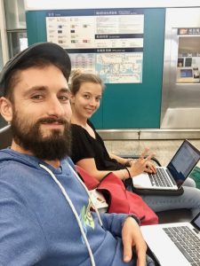 Zwei Digitale Nomaden mit Laptop am Flughafen