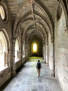 Flo in einer Kirche in Portugal