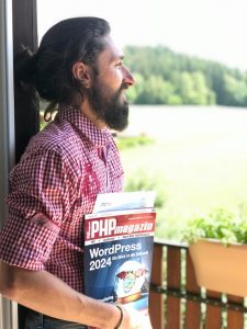 WordPress Entwickler Florian Simeth mit dem PHP-Magazin in der Hand.
