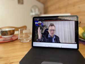 Gerald Hörhan alias der Investment Punk in einem Live-Video.